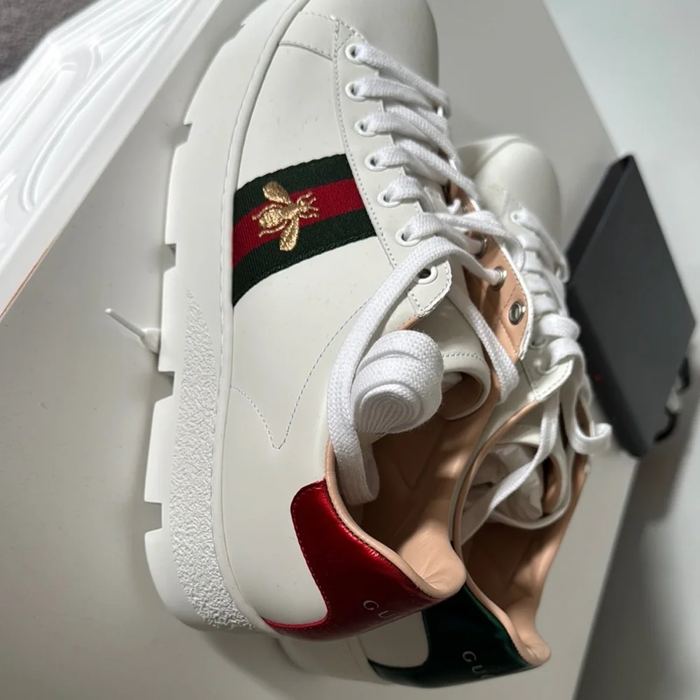 Gucci White Sneakers with Red and Green Accents - Picture 3 of 5